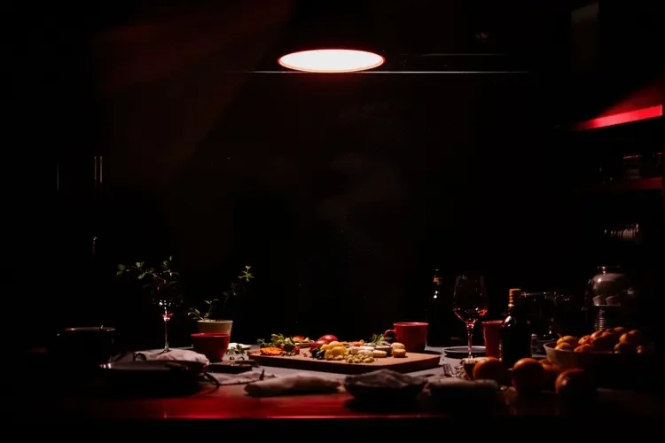 美食博主被曝人设造假，后厨摆拍全程幕后揭秘 - 吃瓜群众实锤配图